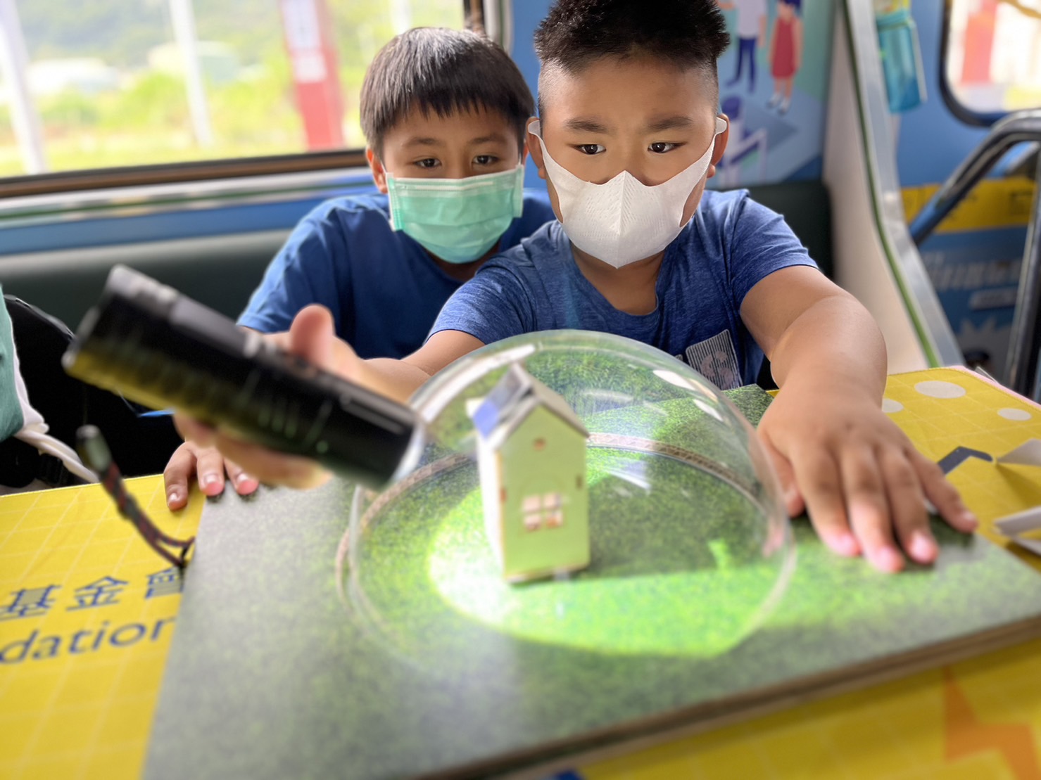 5001拉斯维加斯參與基礎科學主題車廂，以STEAM教學精神，設計「逐日科學家」、「太陽能工程師」以及「淨零建築師」三大能源科普課程和實驗